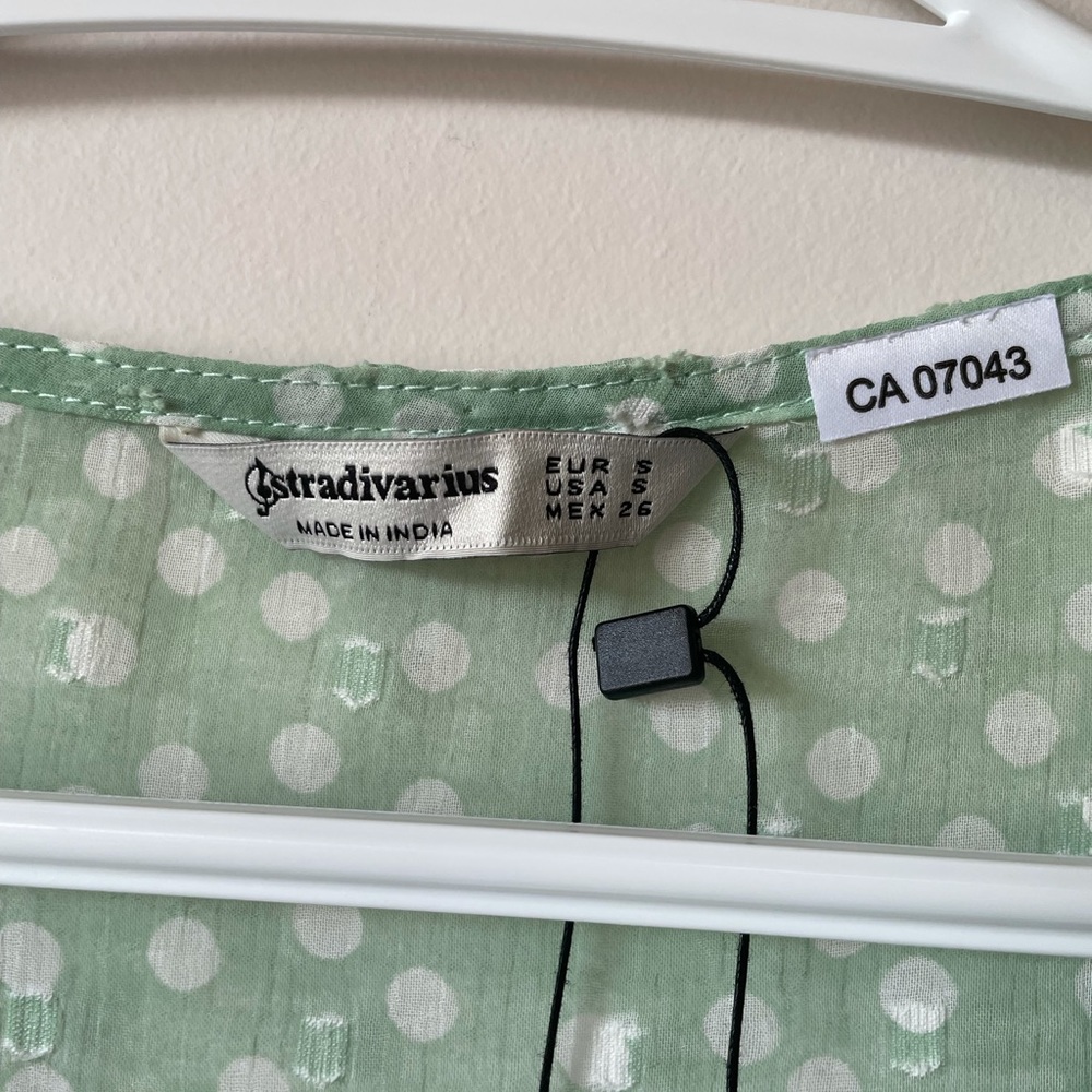 NWT STRADIVARIUS / SHORT SLEEVE DOTTED TOP - Picture 3 of 3